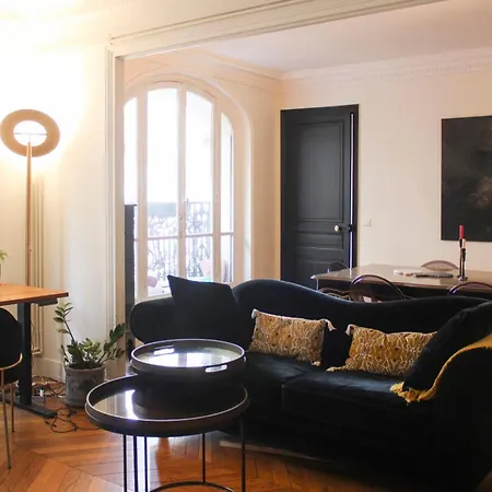 Spacious Luxury Haussmanian Apartamento